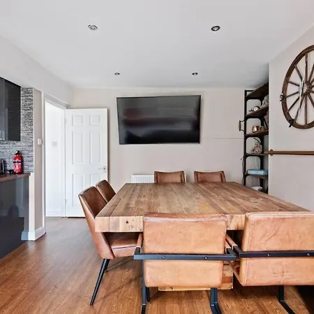 فندق Stunning 4 Bedroom , ليدز