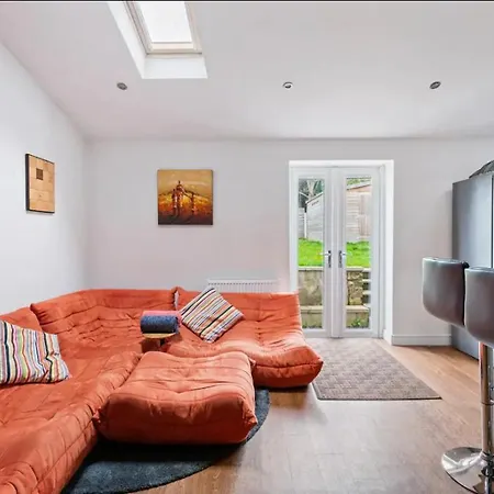 Stunning 4 Bedroom , ليدز