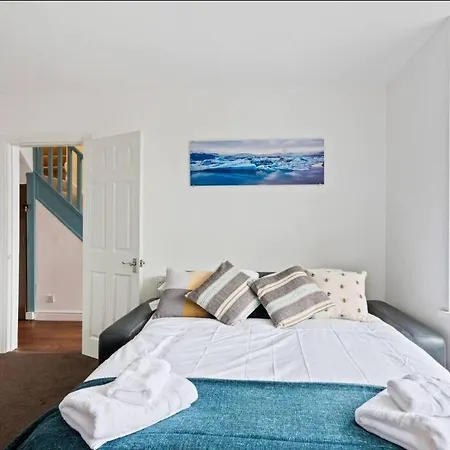 Stunning 4 Bedroom , فندق