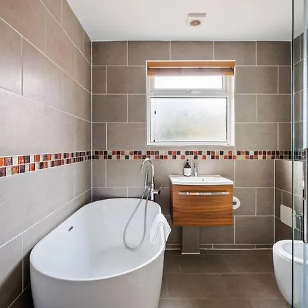 Stunning 4 Bedroom , * ليدز