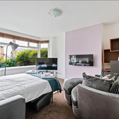 Stunning 4 Bedroom , ليدز