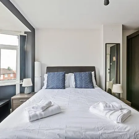Stunning 4 Bedroom , فندق